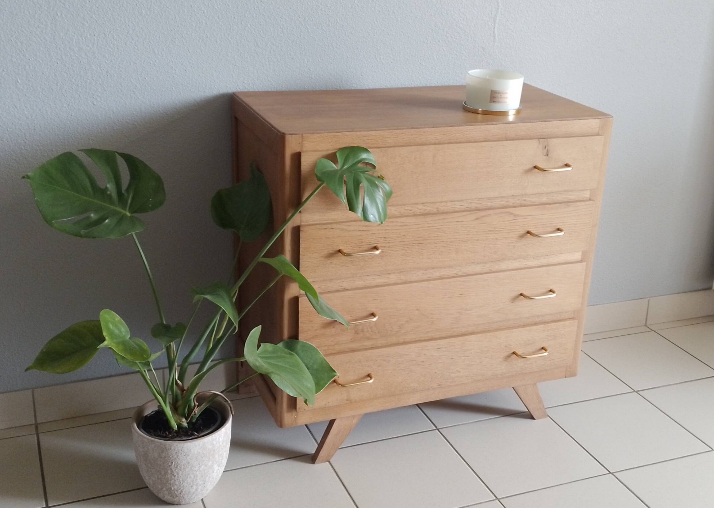 Oak chest of drawers