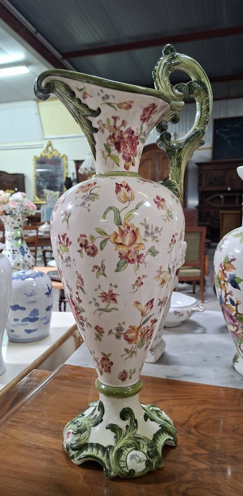 aiguière décorative en faïence polychrome – Décor floral – Style rocaille