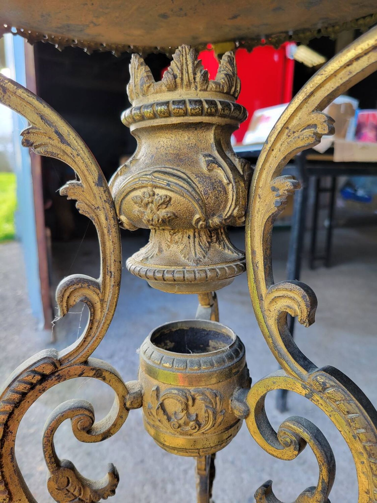 Table ronde en marbre et bronze doré