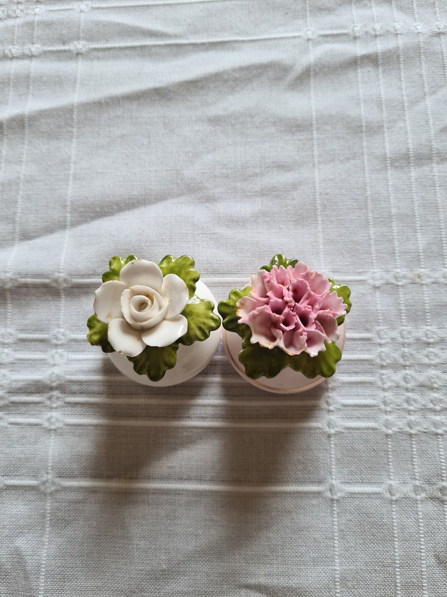 Salière et poivrière fleurs en porcelaine Denton