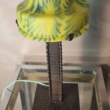 lampe fer forgé et martelé 1900 a30 avec tulipe pate verre  , jaune et vert 34x16
