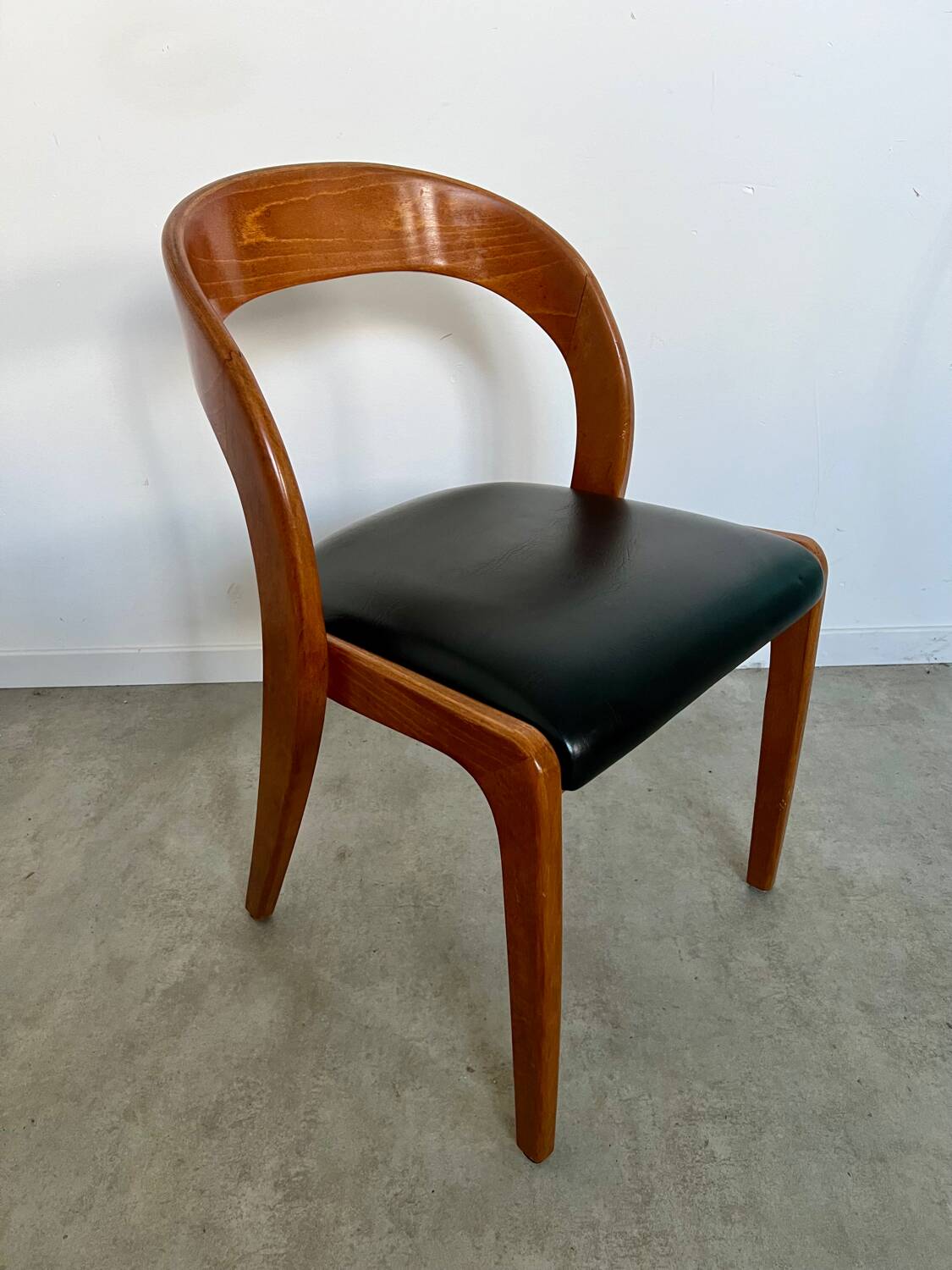 Lot 4 chairs in curved wood and leather design Baumann gondola model 60s vintage