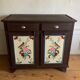 Cabinet fermier peint avec des motifs floraux