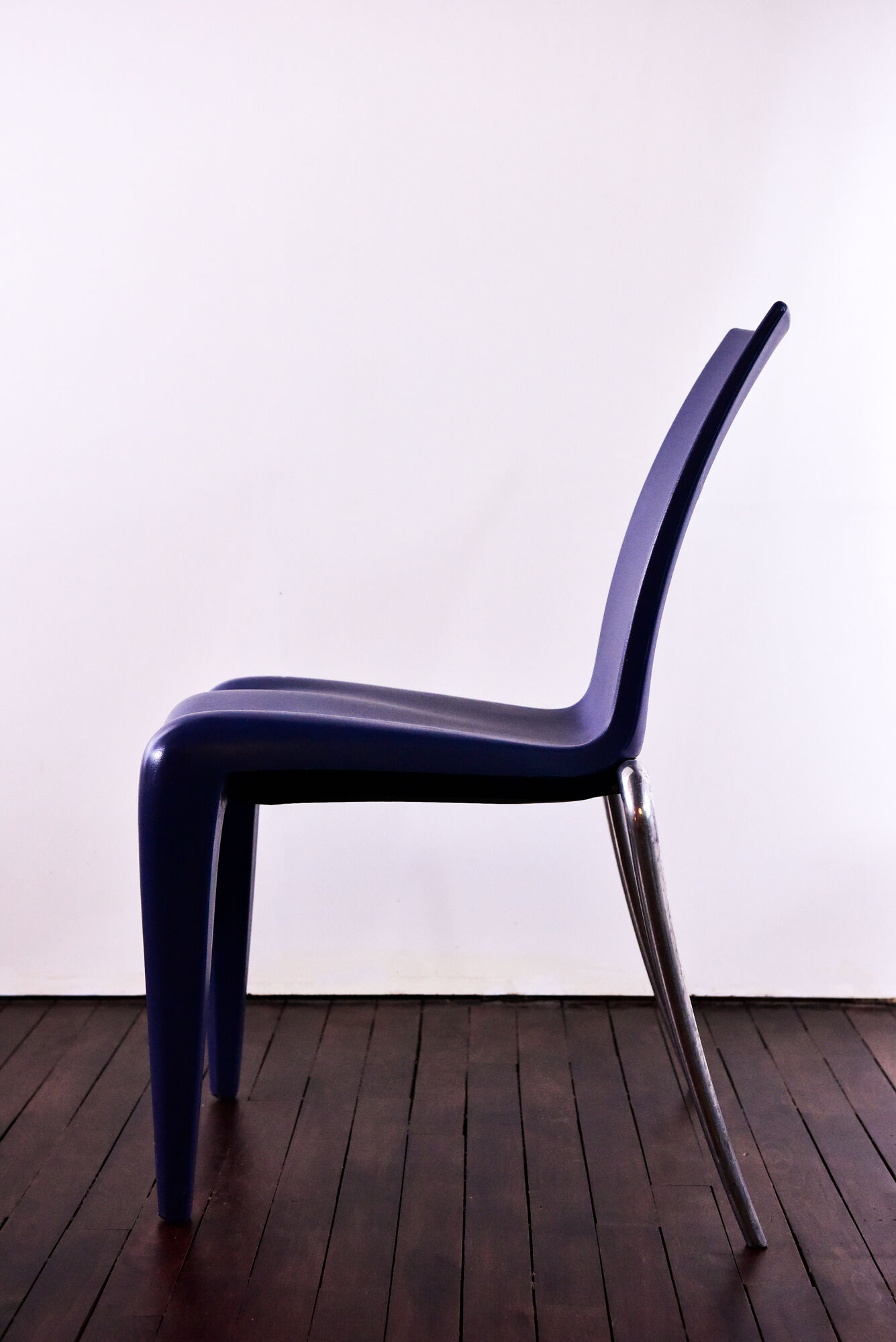 Fauteuil Louis 20 vintage Philippe Starck, coque en plastique moulé bleu et pieds en métal