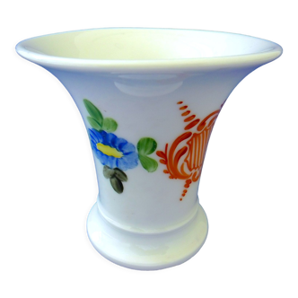 Vase cornet à décor d'une lyre et d'une fleur
