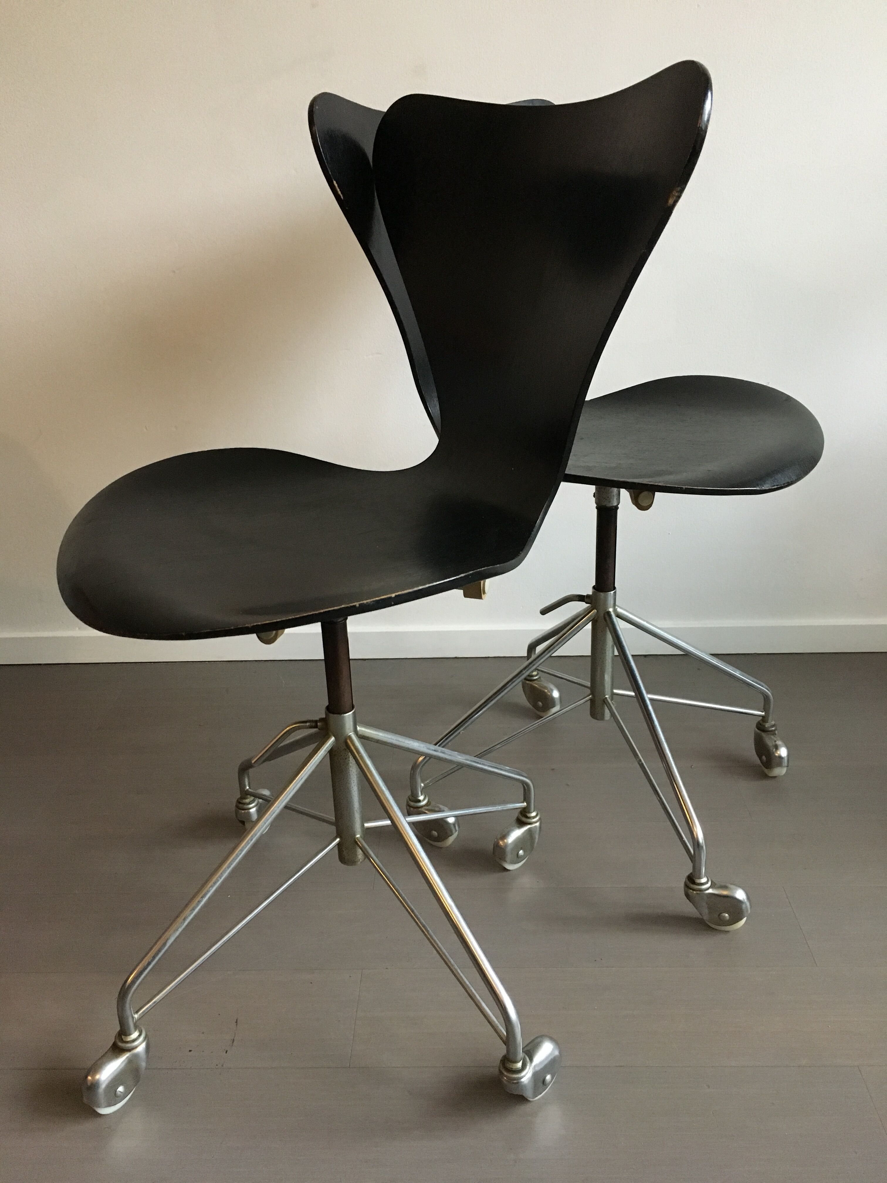 3117  chairs by Arne Jacobsen for Fritz Hansen