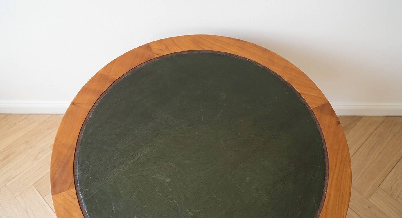 Empire style gueridon in solid wood and green leather.