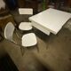 Table et chaises en formica blanc