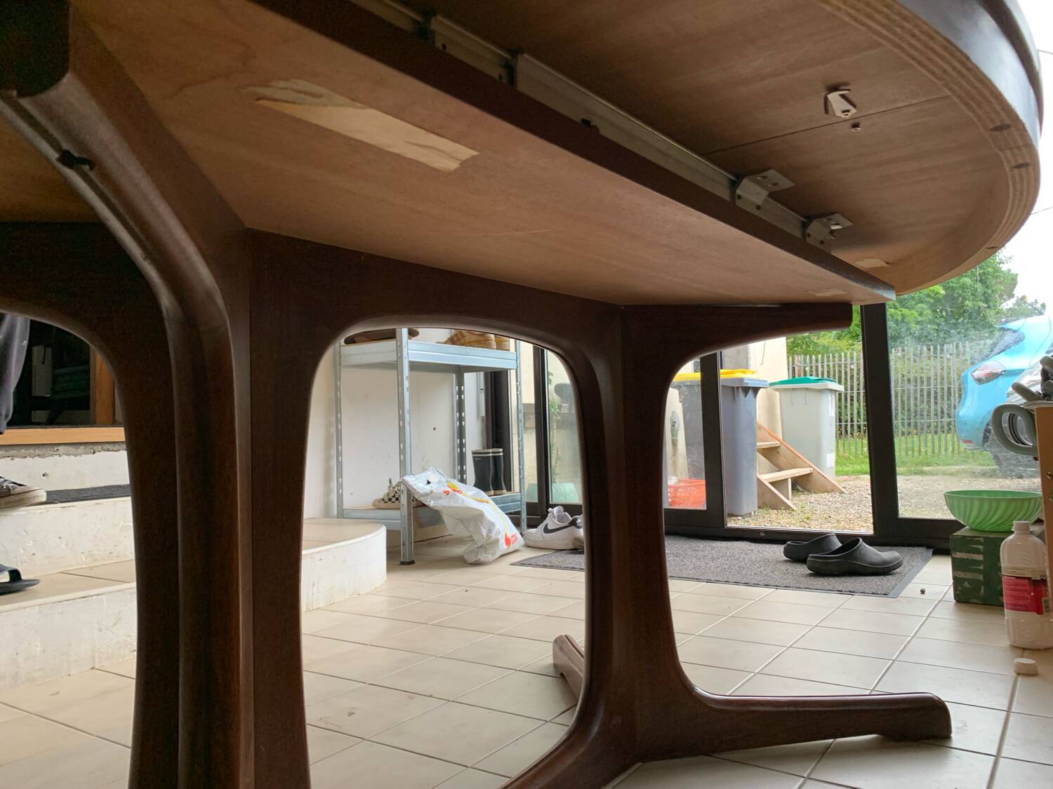 Baumann oval table with extensions