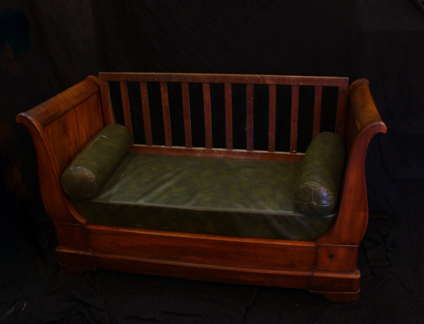Banquette en noyer et cuir vert du XIXe siècle