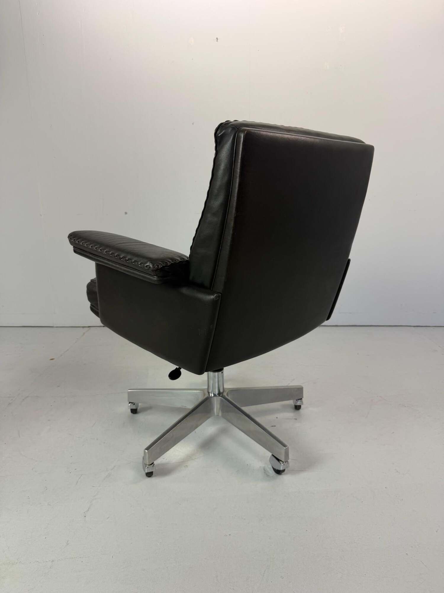 Vintage Leather Swivel Armchair De Sede DS 35, Switzerland, 1970s