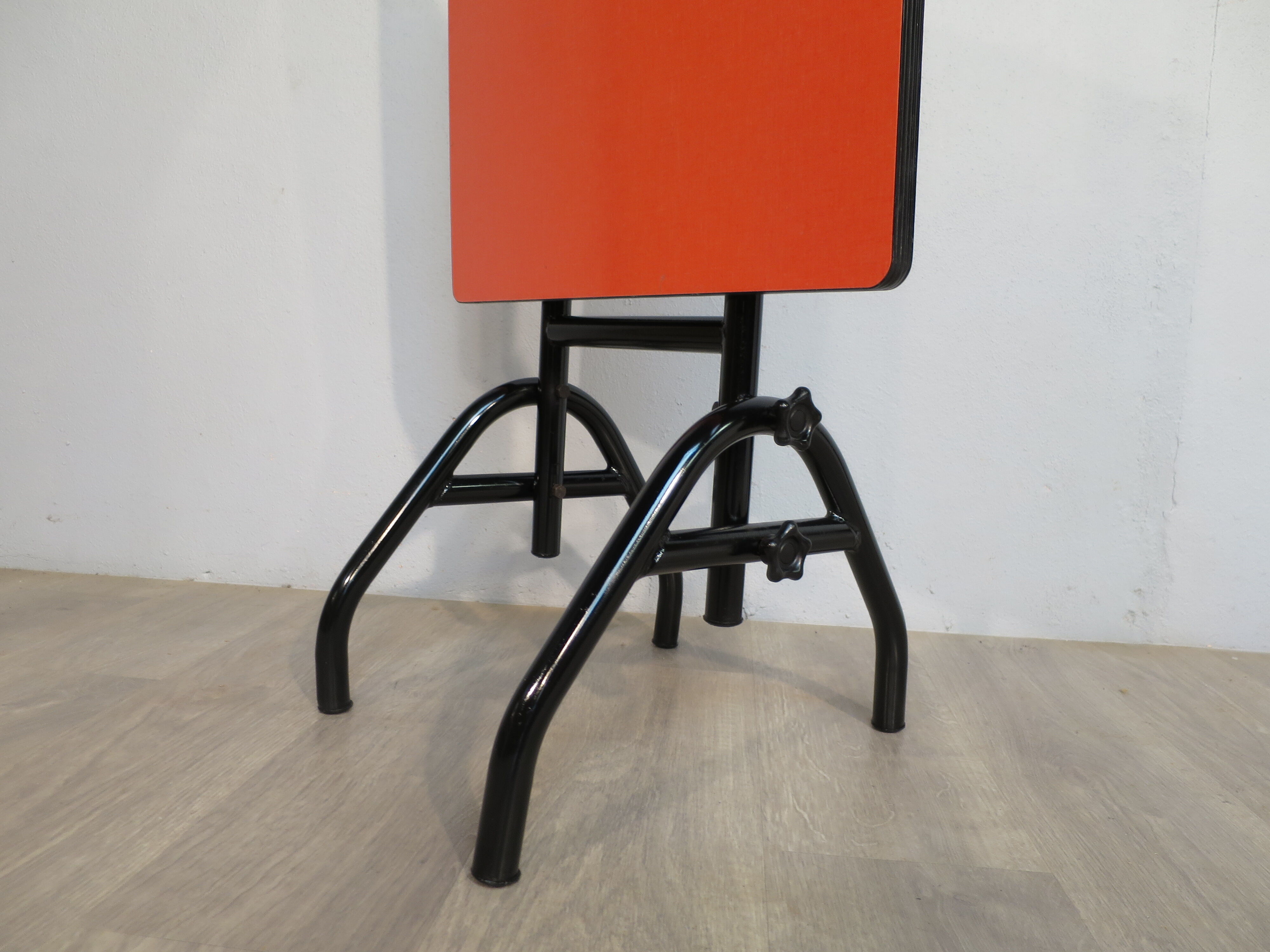 Foldable table in red formica