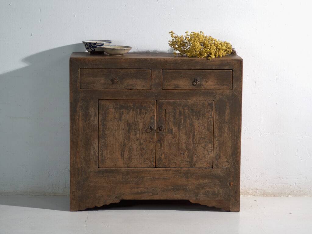Buffet ancien en sapin à deux tiroirs et deux portes – Chine, vers 1930