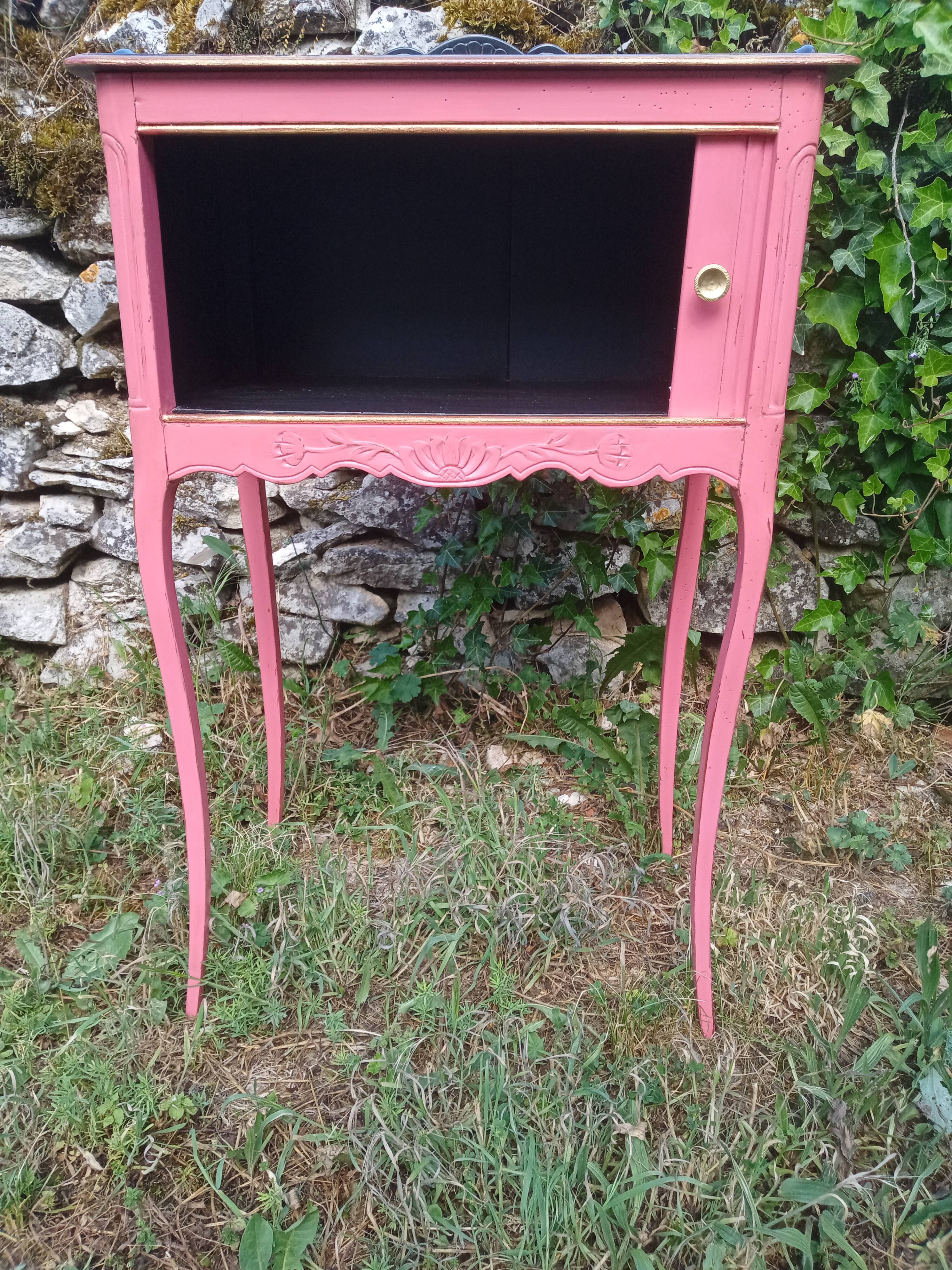 Commode d'appoint à rideau Louis XV patinée rose et noire