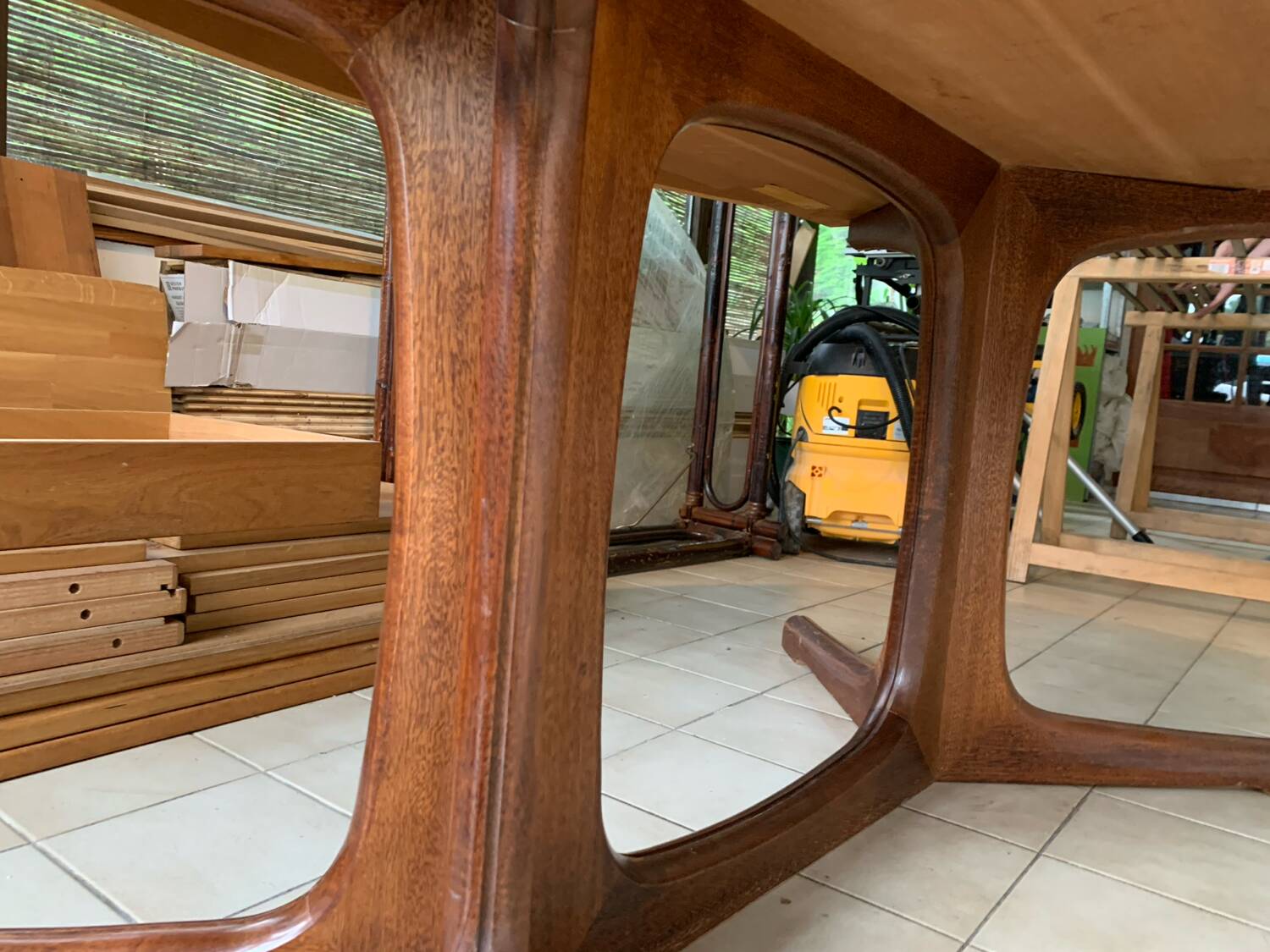 Baumann oval table with extensions