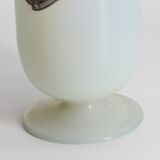 Ancien vase en opaline blanc