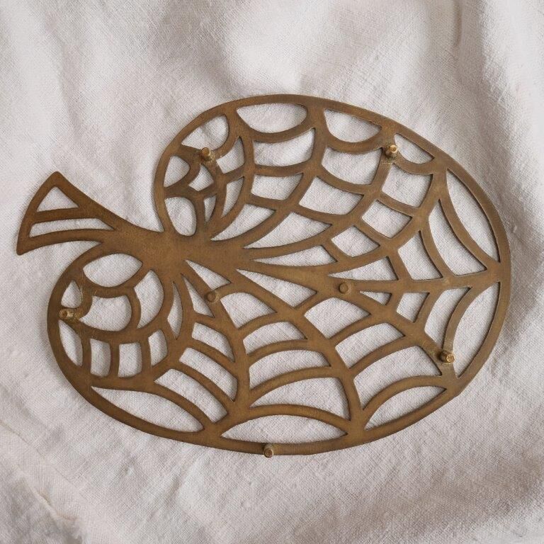 Brass leaf trivet