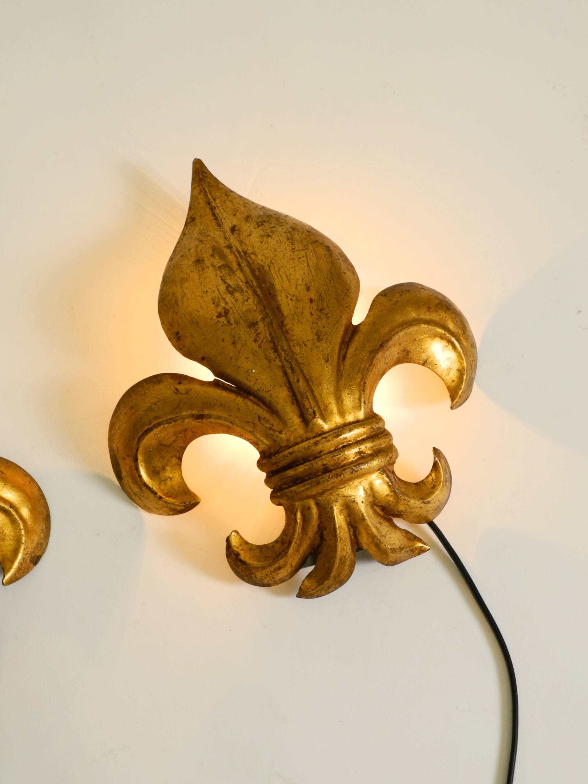Une paire de grandes appliques murales en métal doré Fleur-de-Lis des années 1970 par Hans Kögl.