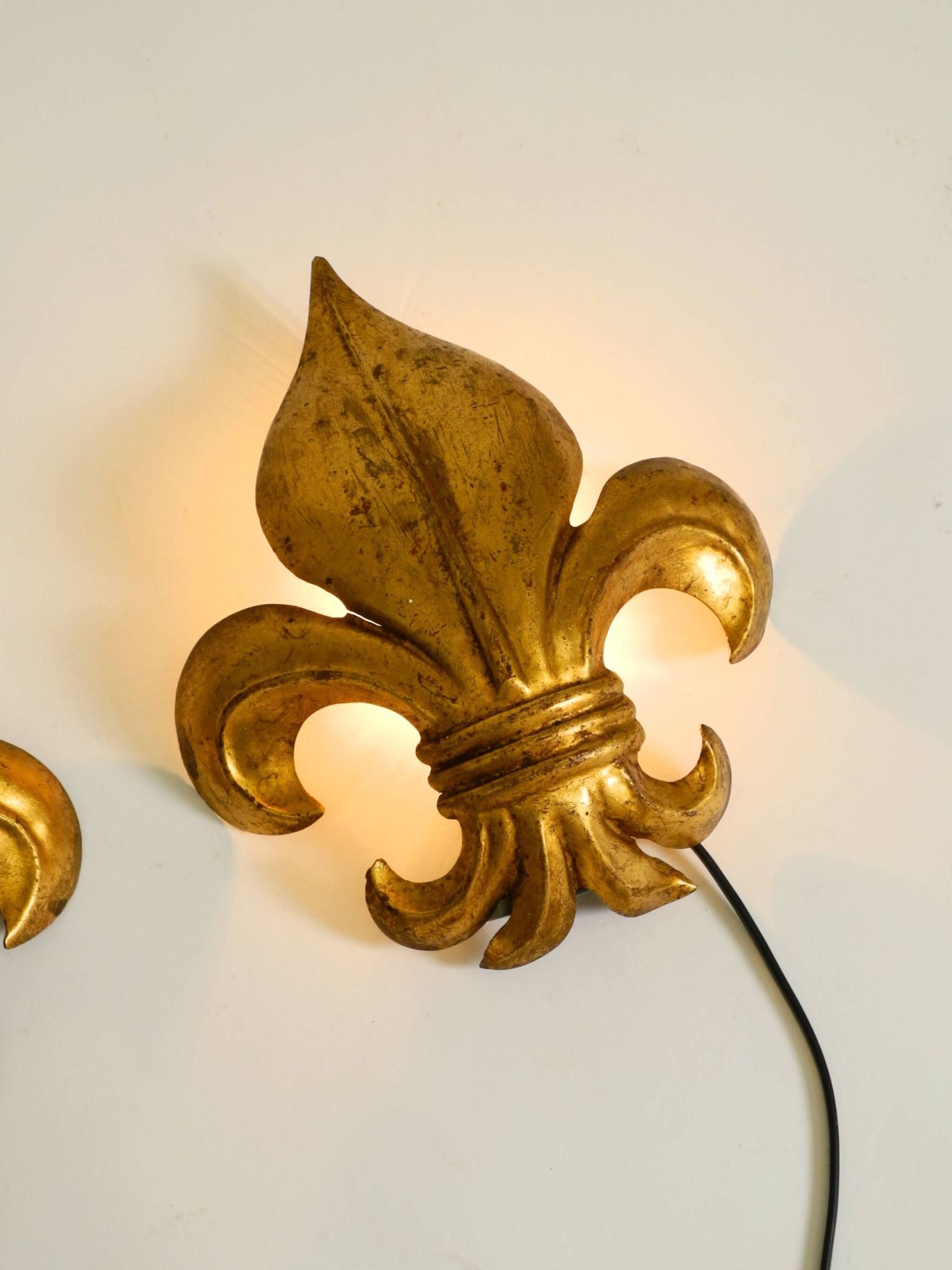 A pair of large 1970s gilt metal Fleur-de-Lis wall lamps by Hans Kögl