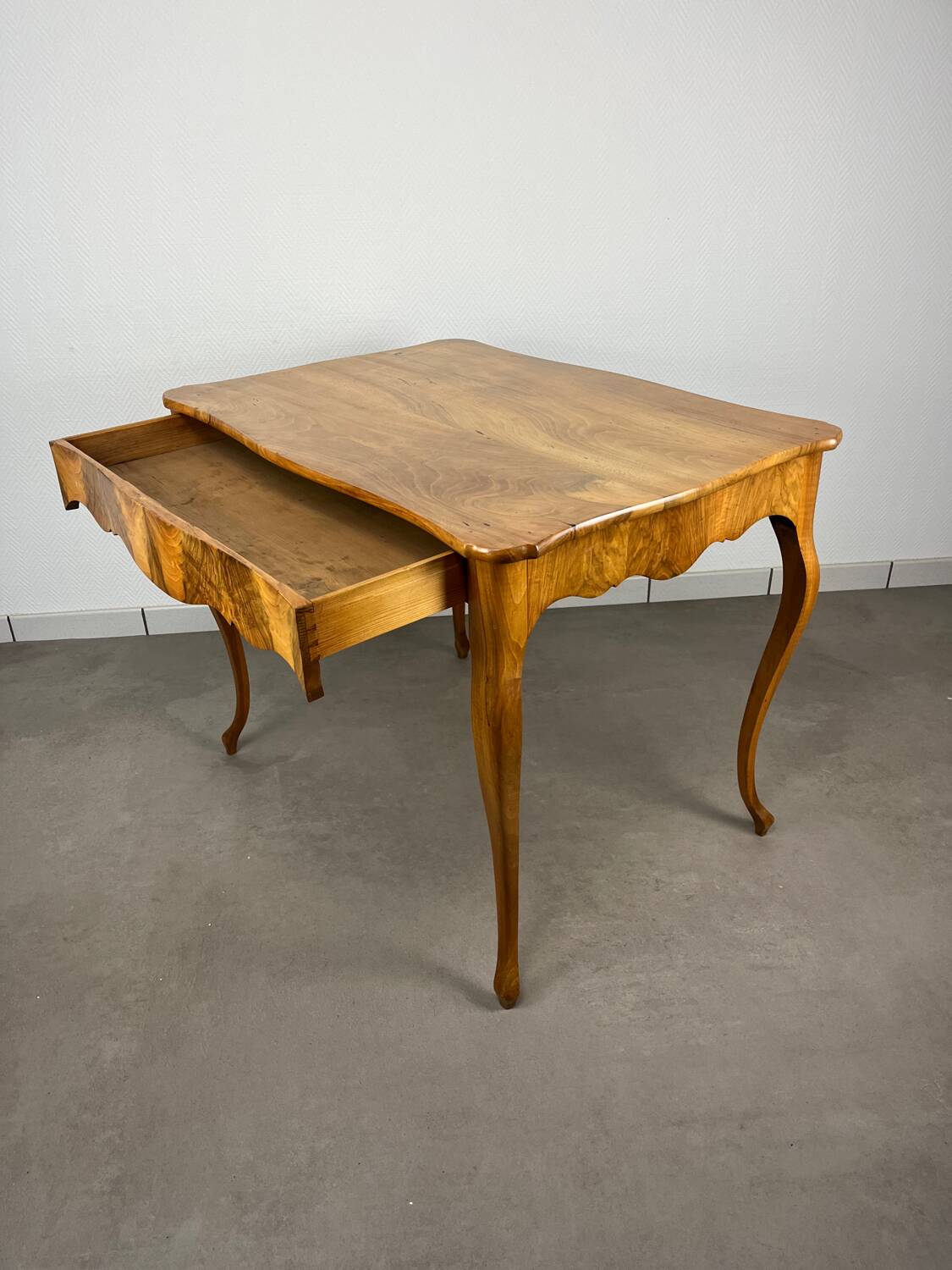 Table Louis XV noyer blond, début 19ème