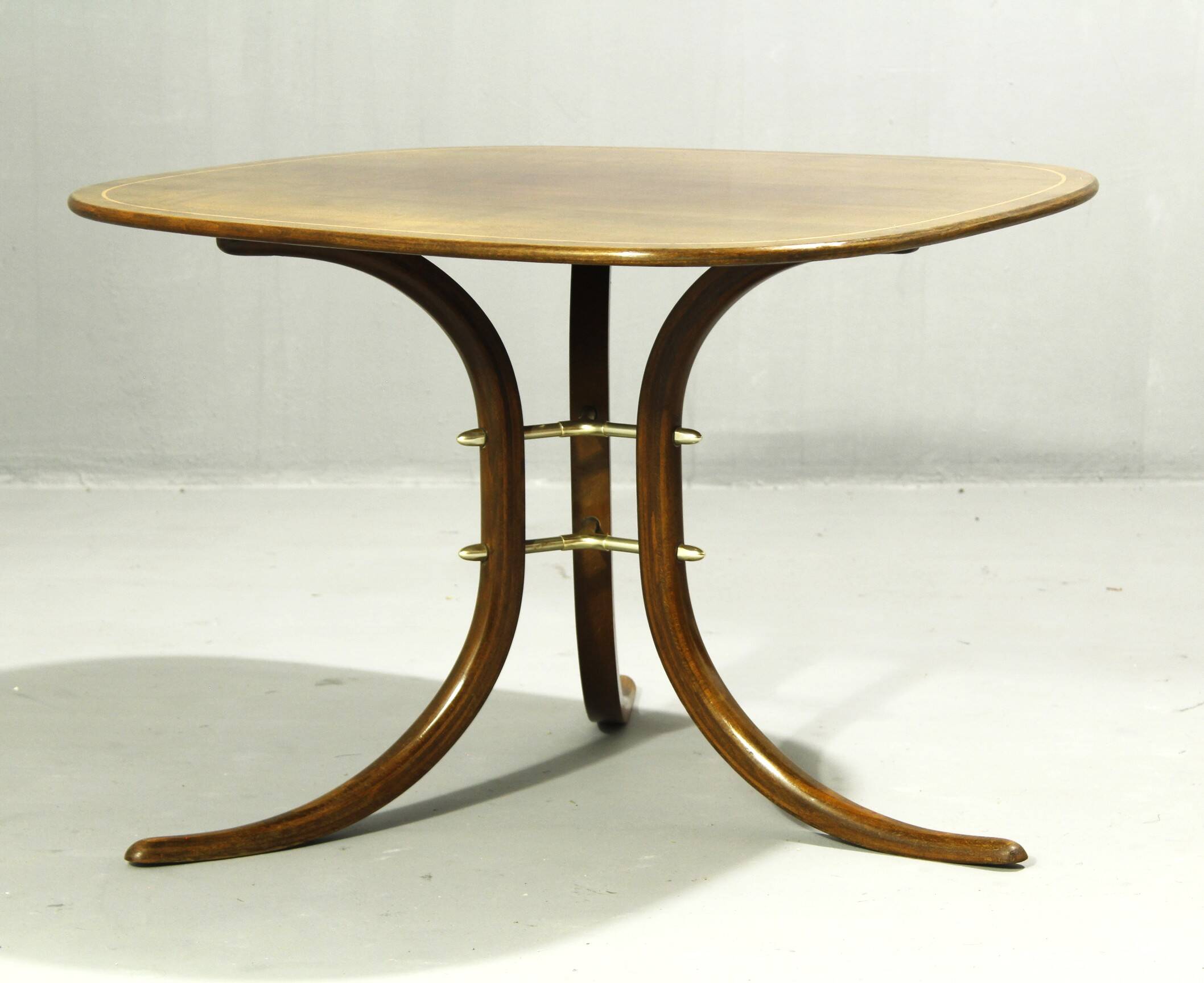 Table d'appoint en bois cintré, Allemagne, années 1950