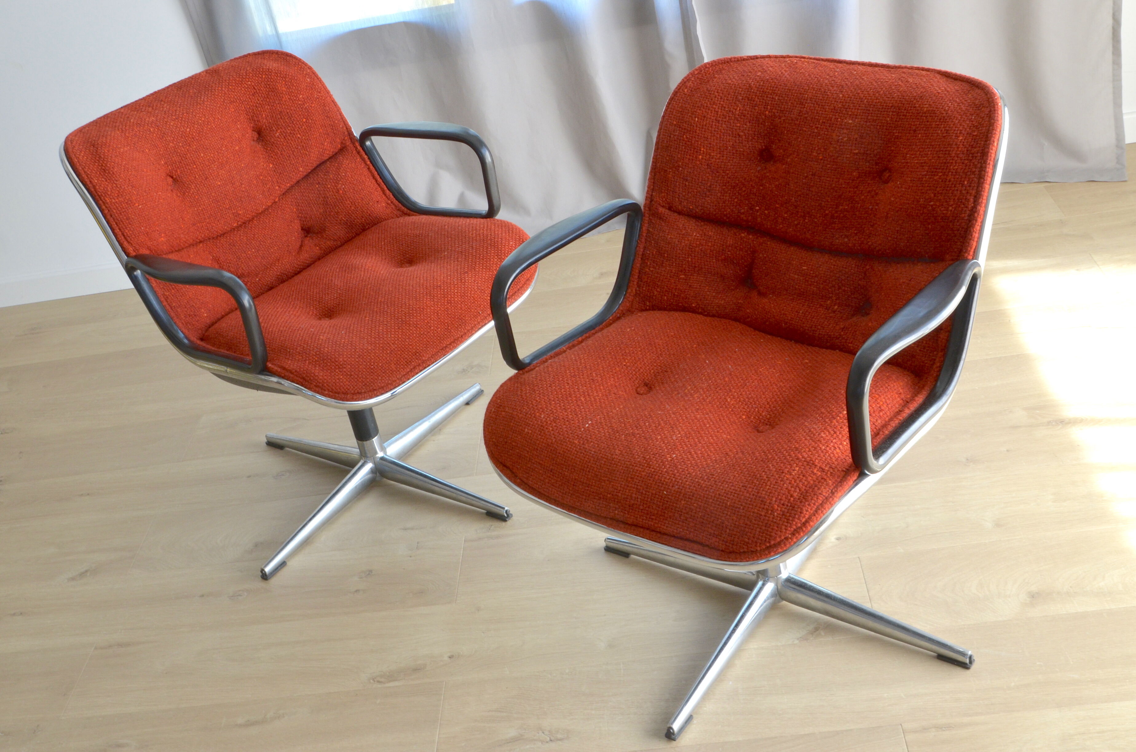 Pair of chairs by Charles Pollock, 1st edition Knoll