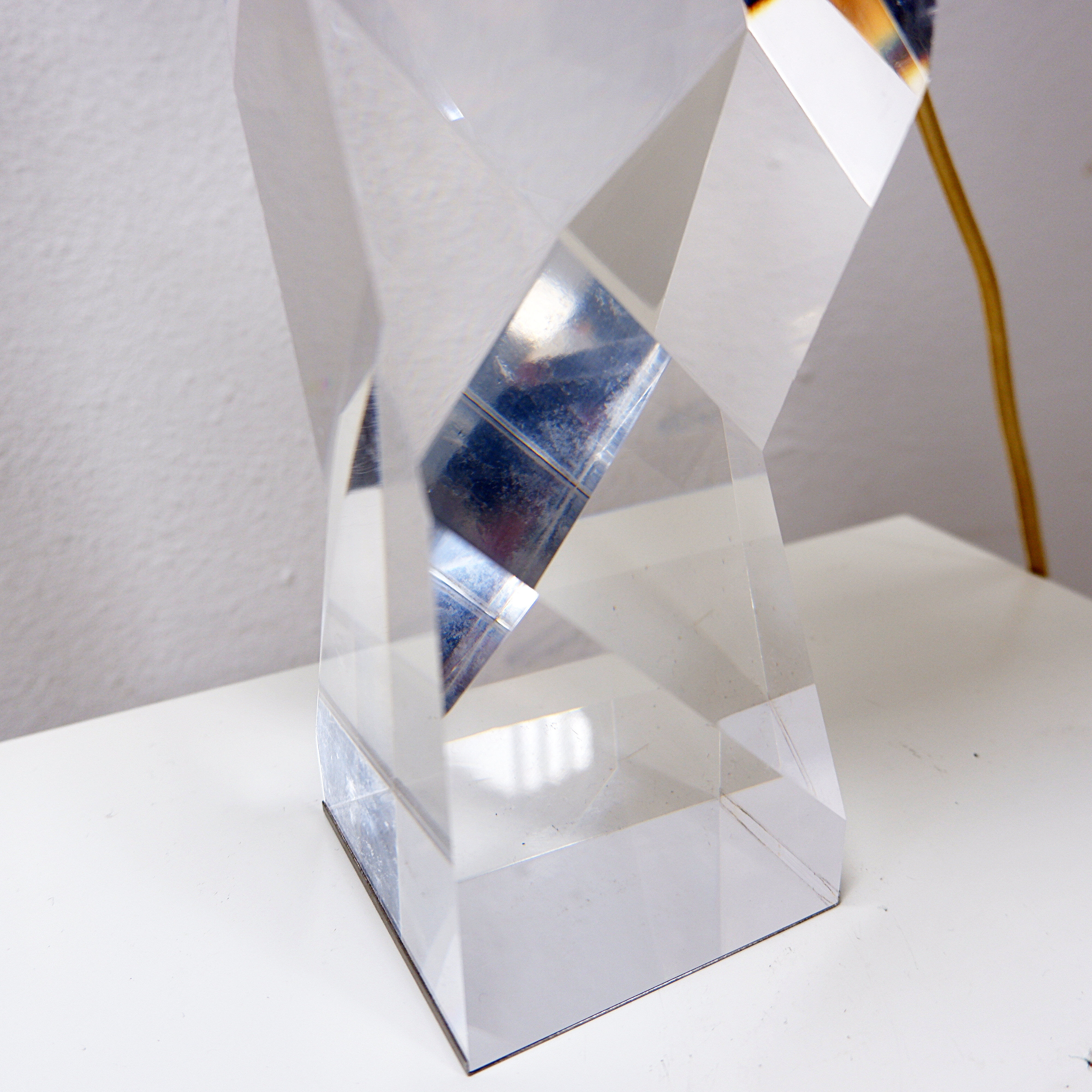 Lampe de table sculpturale en lucite solide transparente - Vers 1980
