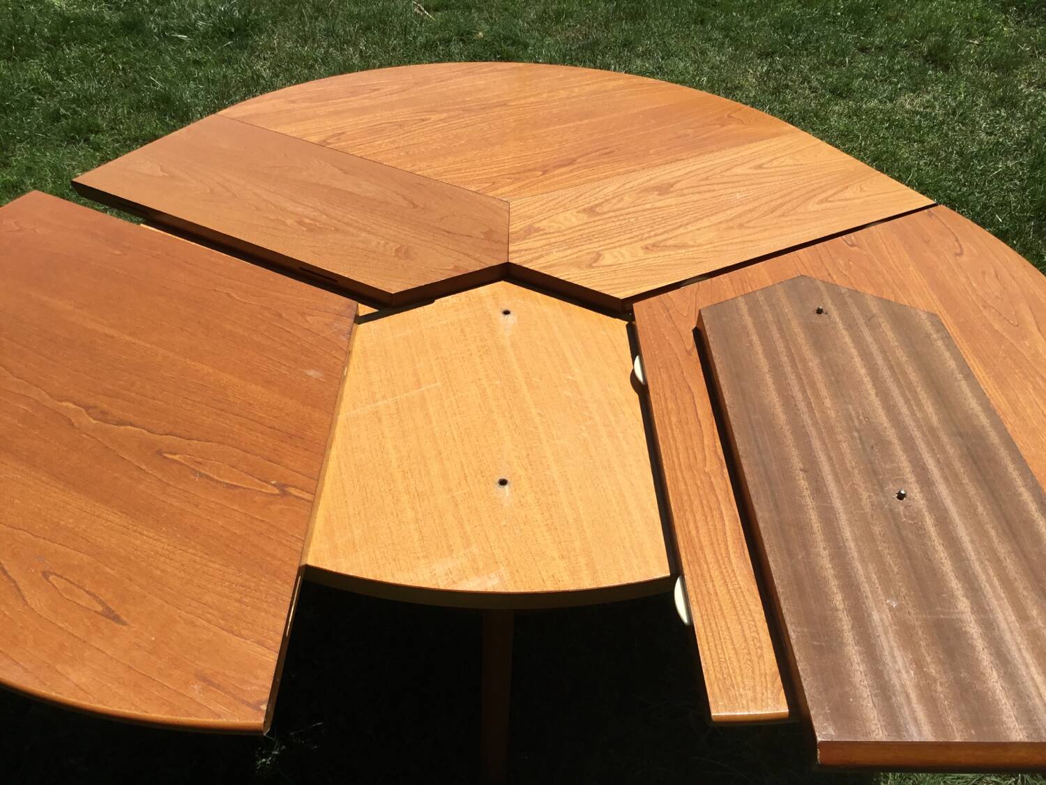 Round table in solid elm from the 80s