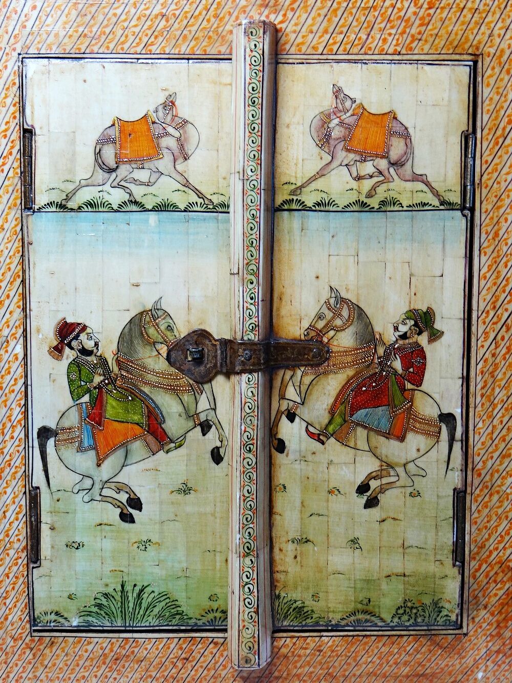 Mirror window Rajasthan in hand-painted bone decor with an ancient horseman from the early 20th century.
