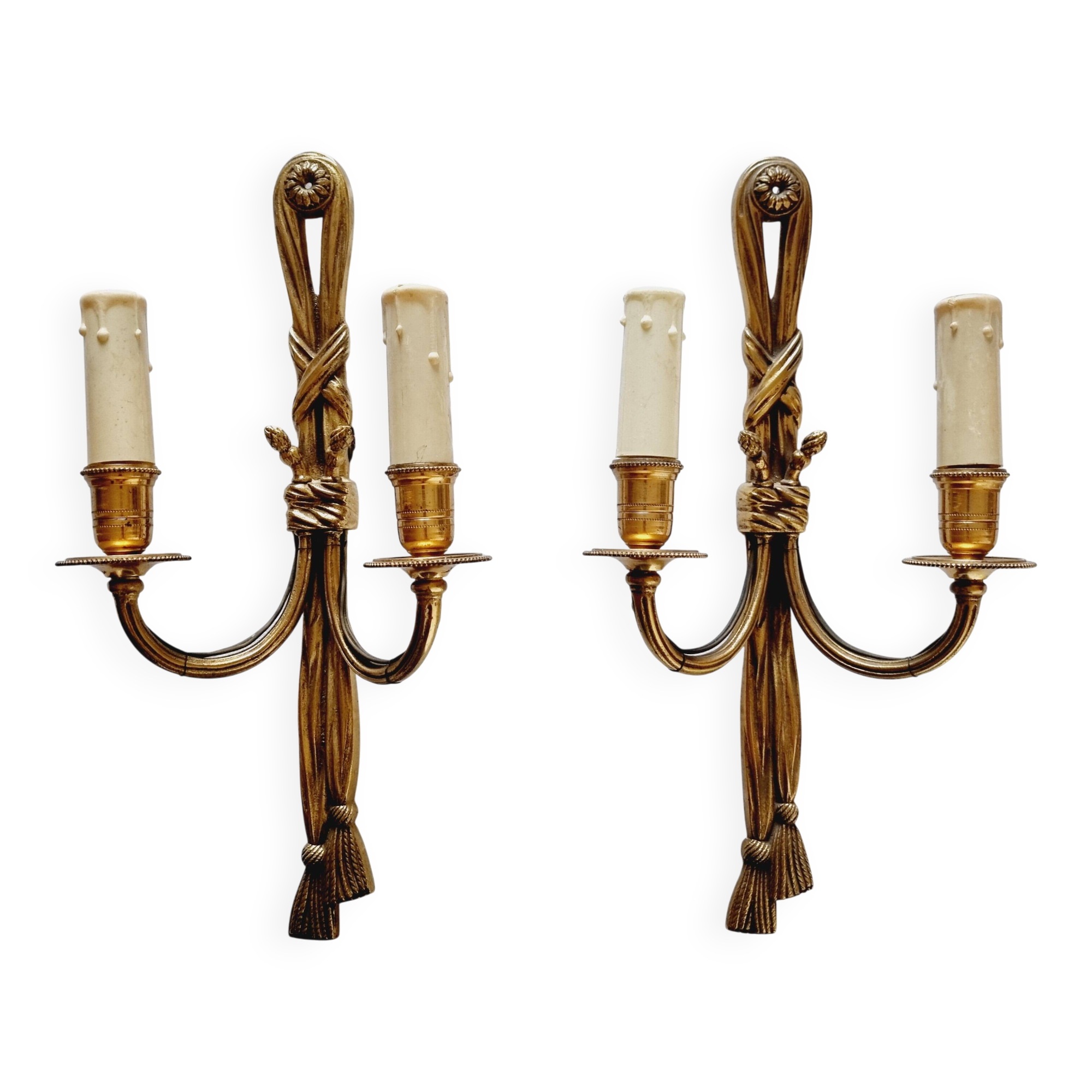 Pair of French wall sconces in bronze, Louis XVI style, with cord.