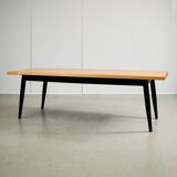 Longue table en pin canadien avec pieds noirs