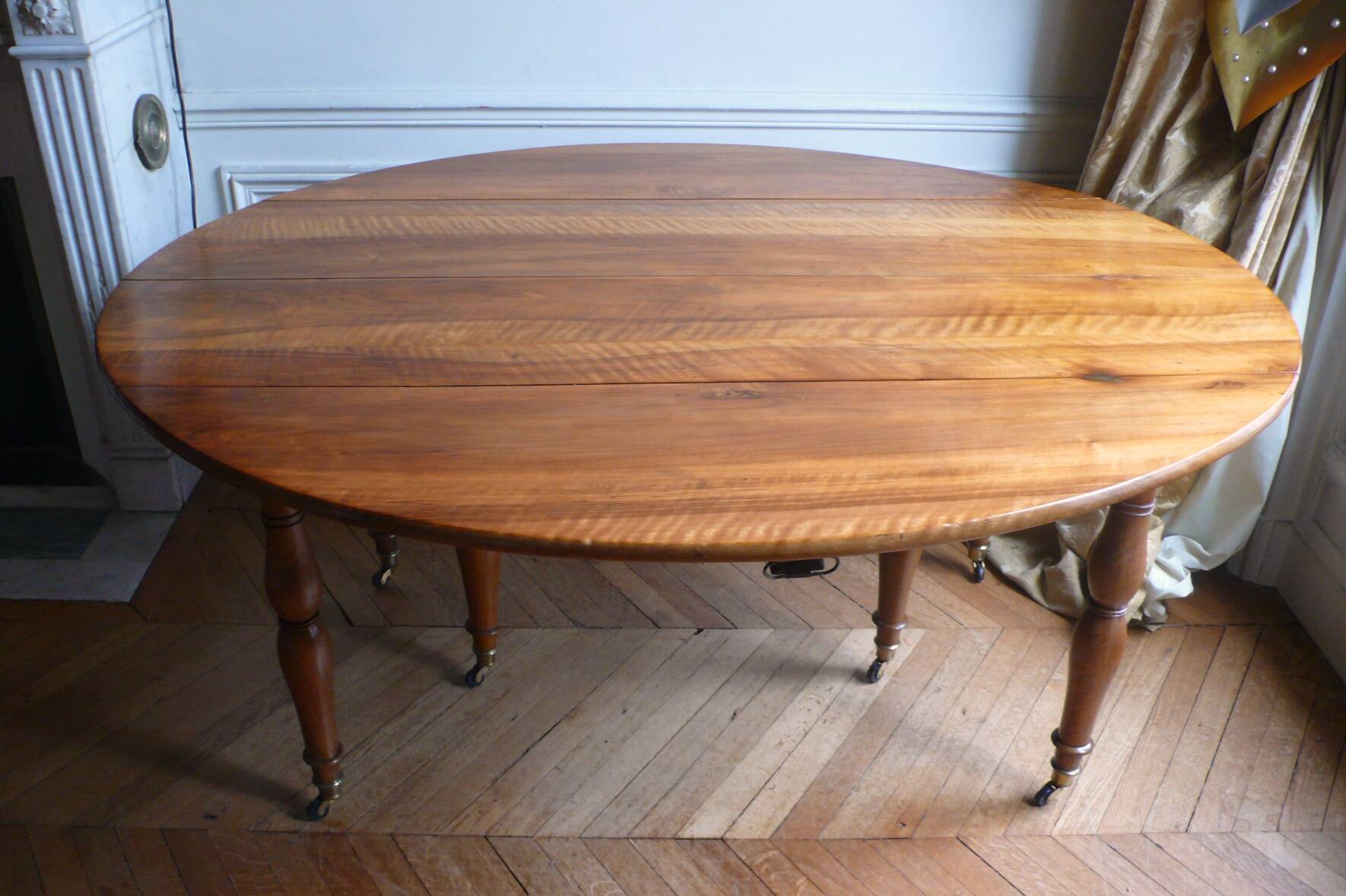 Magnificent 19th century walnut dining table