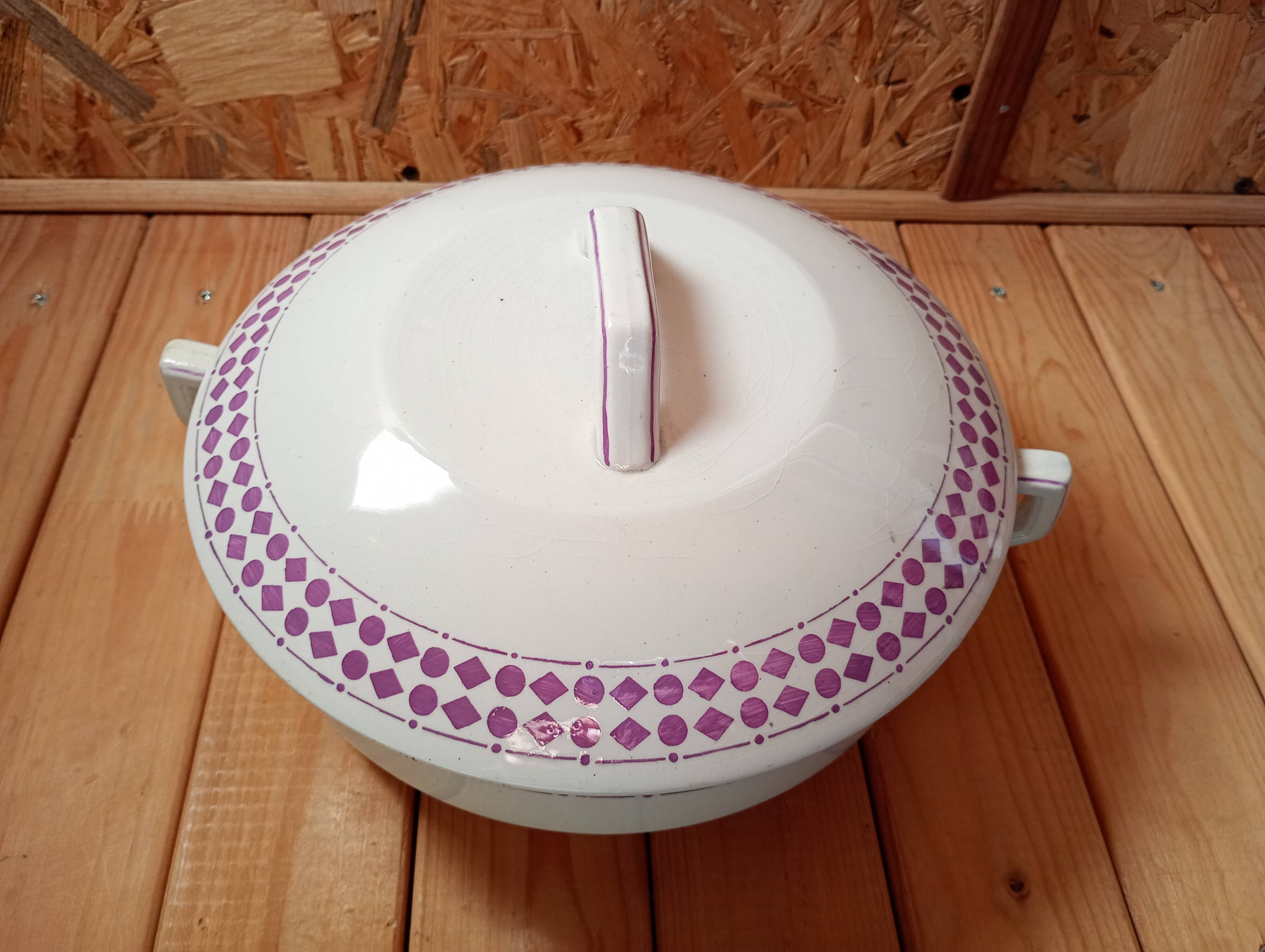 Soup tureen or vegetable dish with purple decoration, Moulin des Loups Orchies