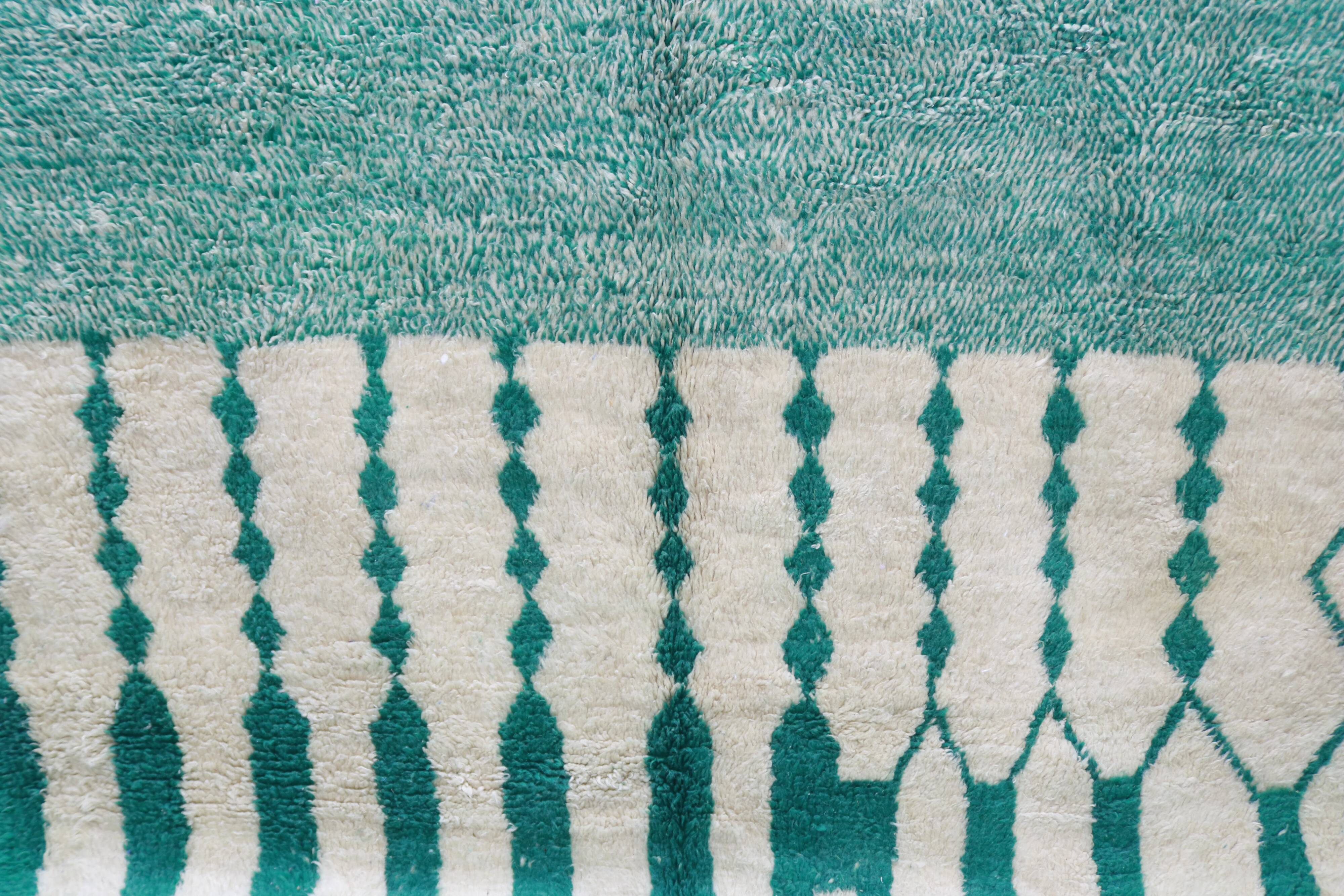 Large Azilal rug 305 x 210 cm – Moroccan wool rug in emerald green with graphic Berber patterns, GD-983
