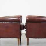 Lot de 2 fauteuils en cuir de mouton correctement finis avec des clous décoratifs