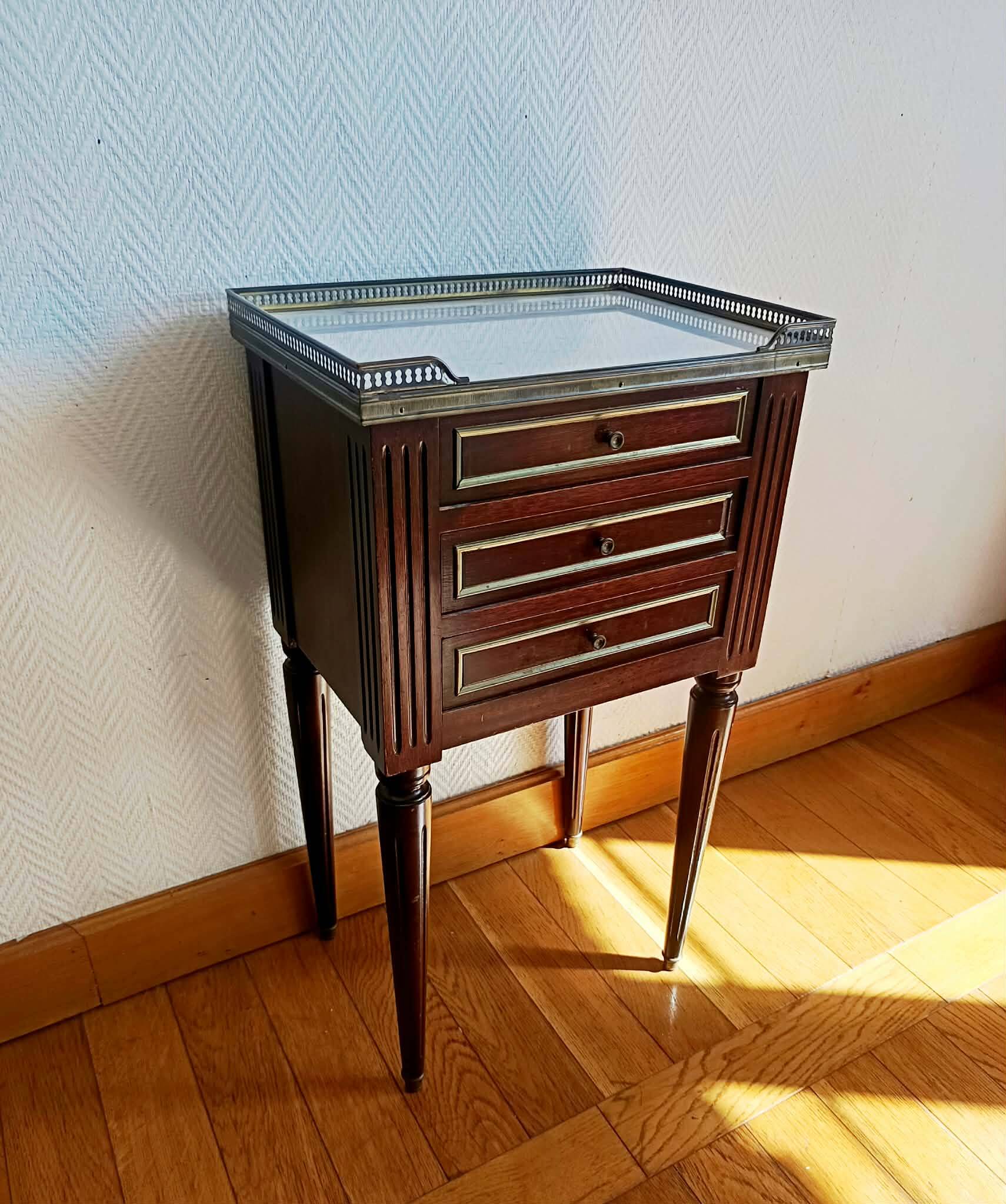 Tablet de chevet ou chiffonnière style Louis XVI