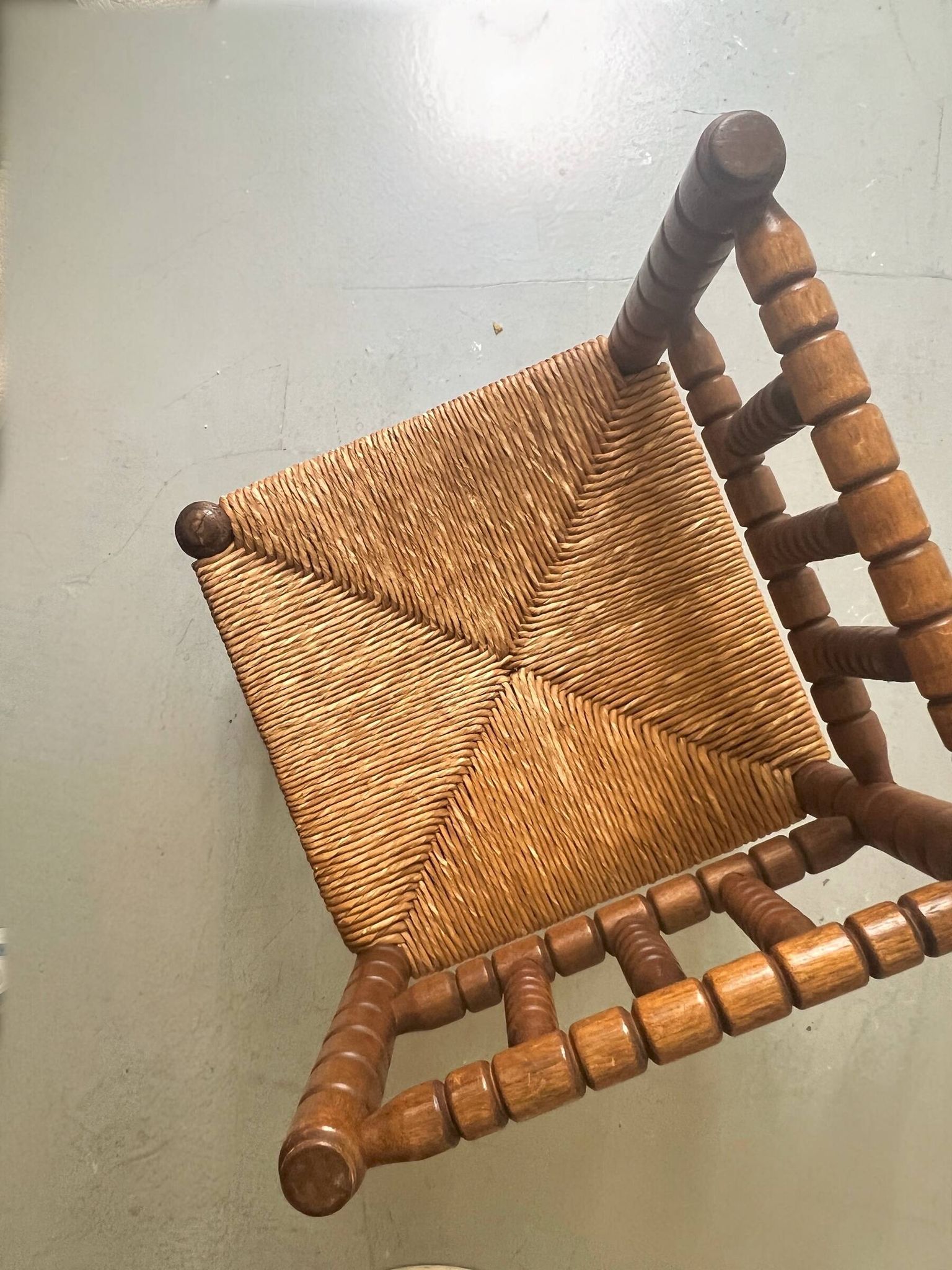 Chaise paillée d'angle "coin de feu" en bois tourné et perlé