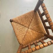 Chaise paillée d'angle "coin de feu" en bois tourné et perlé