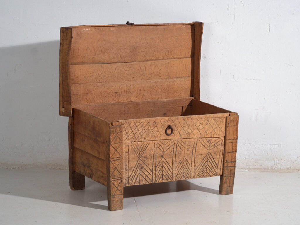Folk chest in carved beech – Transylvania, circa 1880-1900