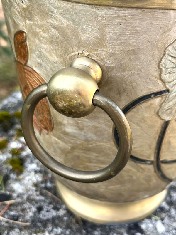 Seau à champagne en laiton cloisonné vintage avec des fleurs de lotus et une poignée.