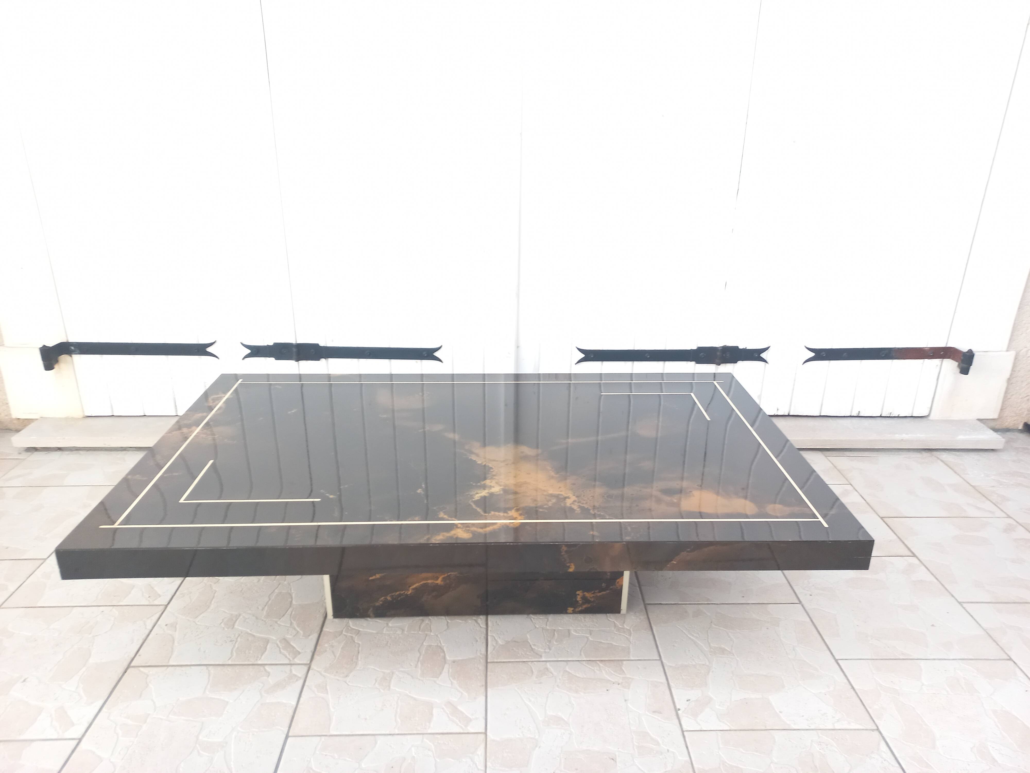 Table basse laquée à décor solaire