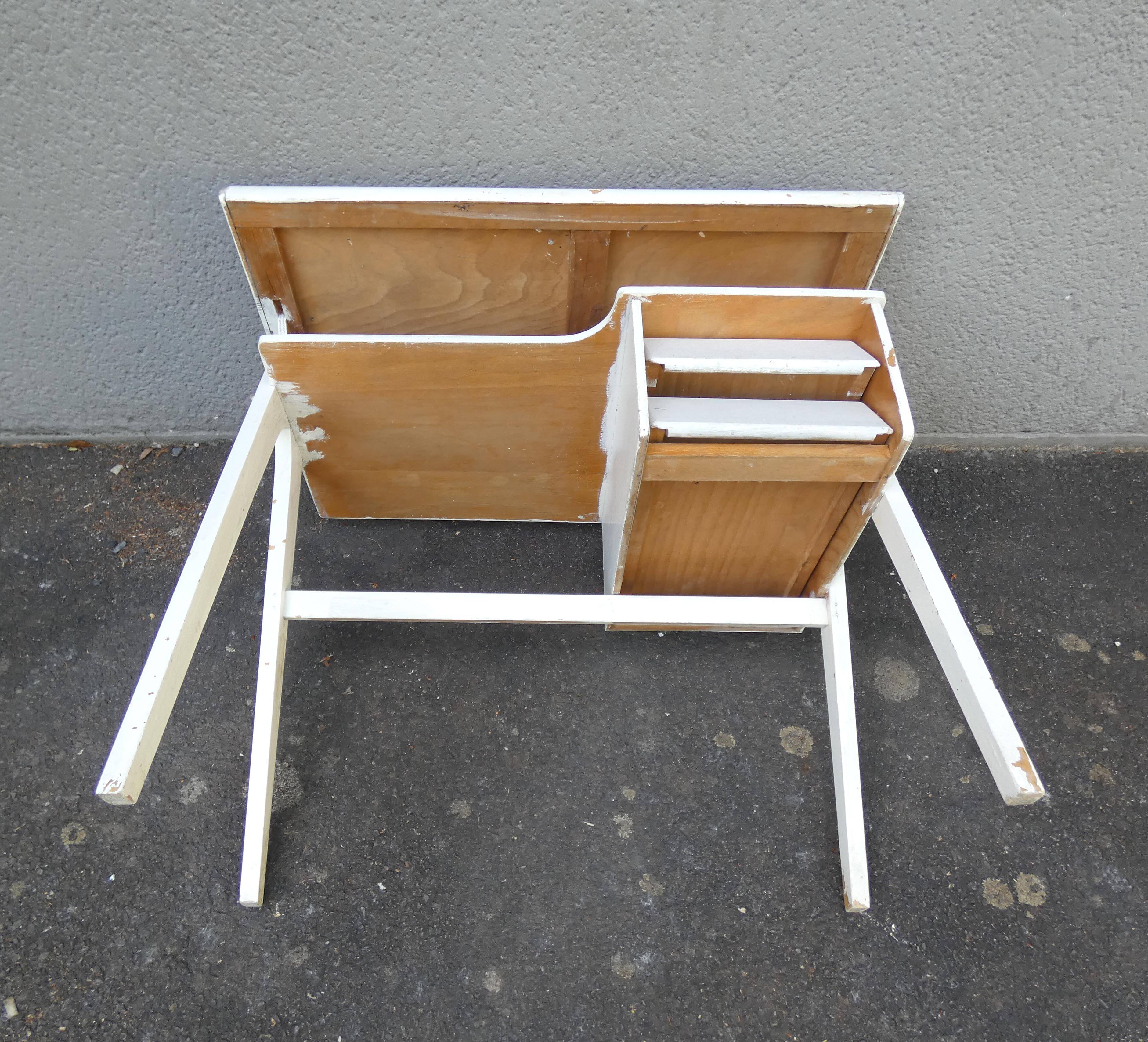 Scandinavian desk with compass legs for children