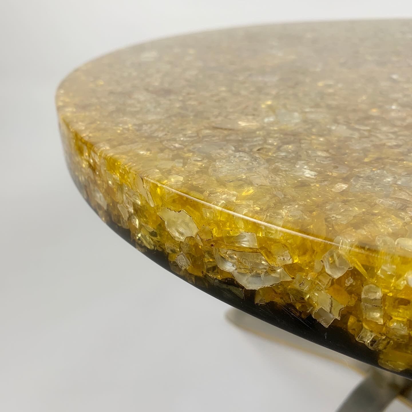 Coffee table in resin fractal kind