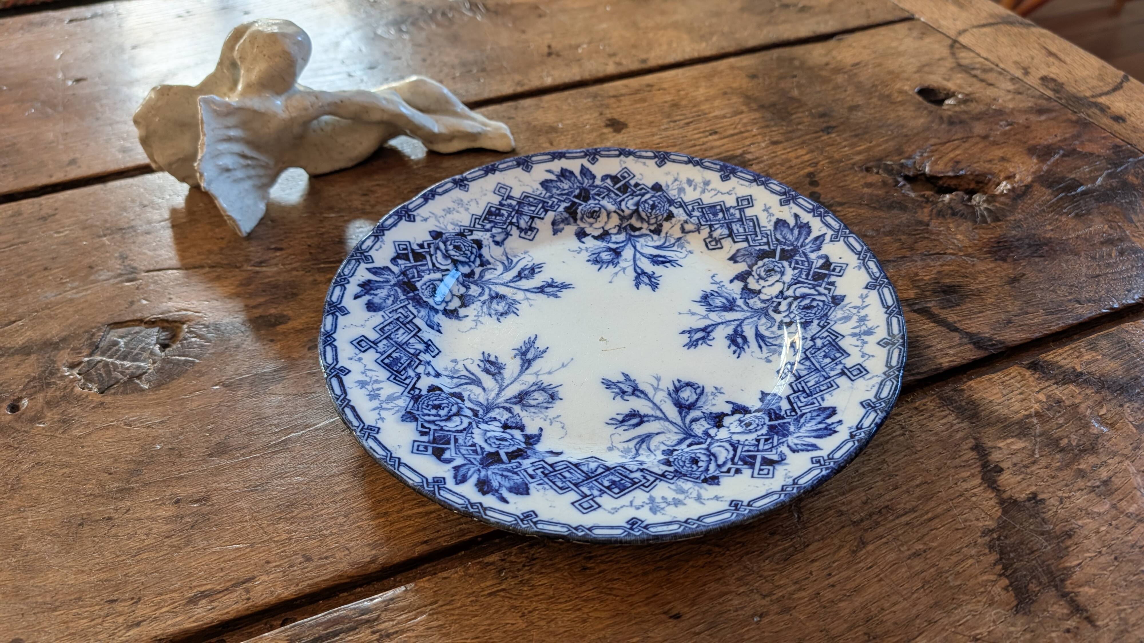 Assiette ancienne bleu cobalt L.M. & Cie – décor floral