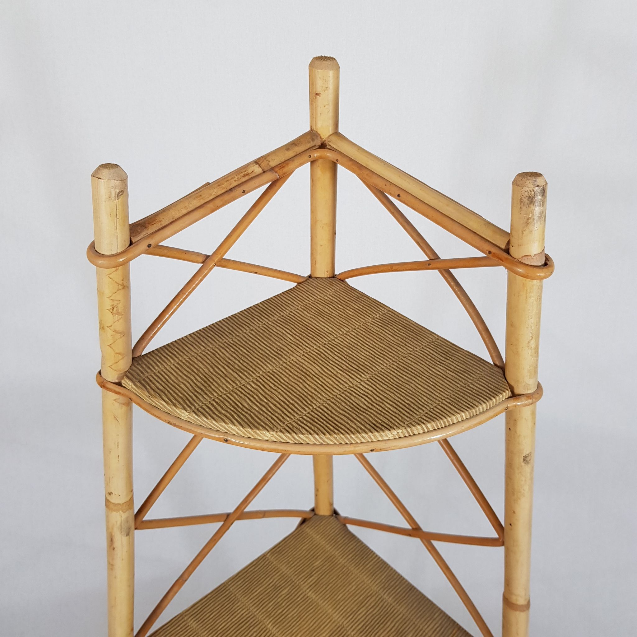Etagere d'angle en rotin
