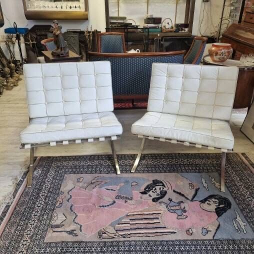 Paire de fauteuils barcelona et son ottoman, de Ludwig Mies Van Der Rohe vers 1980