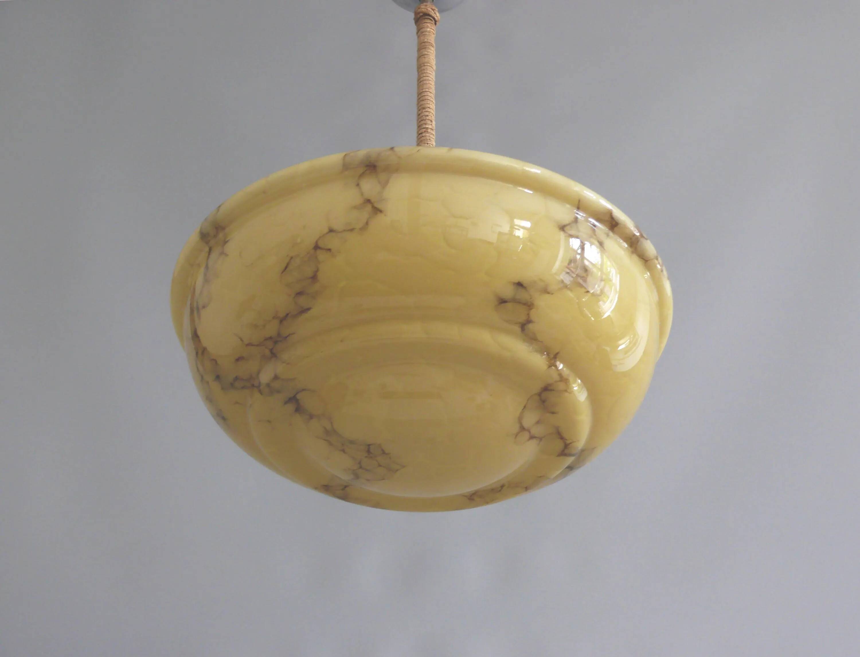 Suspension Art Déco, lampe suspendue avec abat-jour en verre beige et suspension chromée - vers 1930-1940