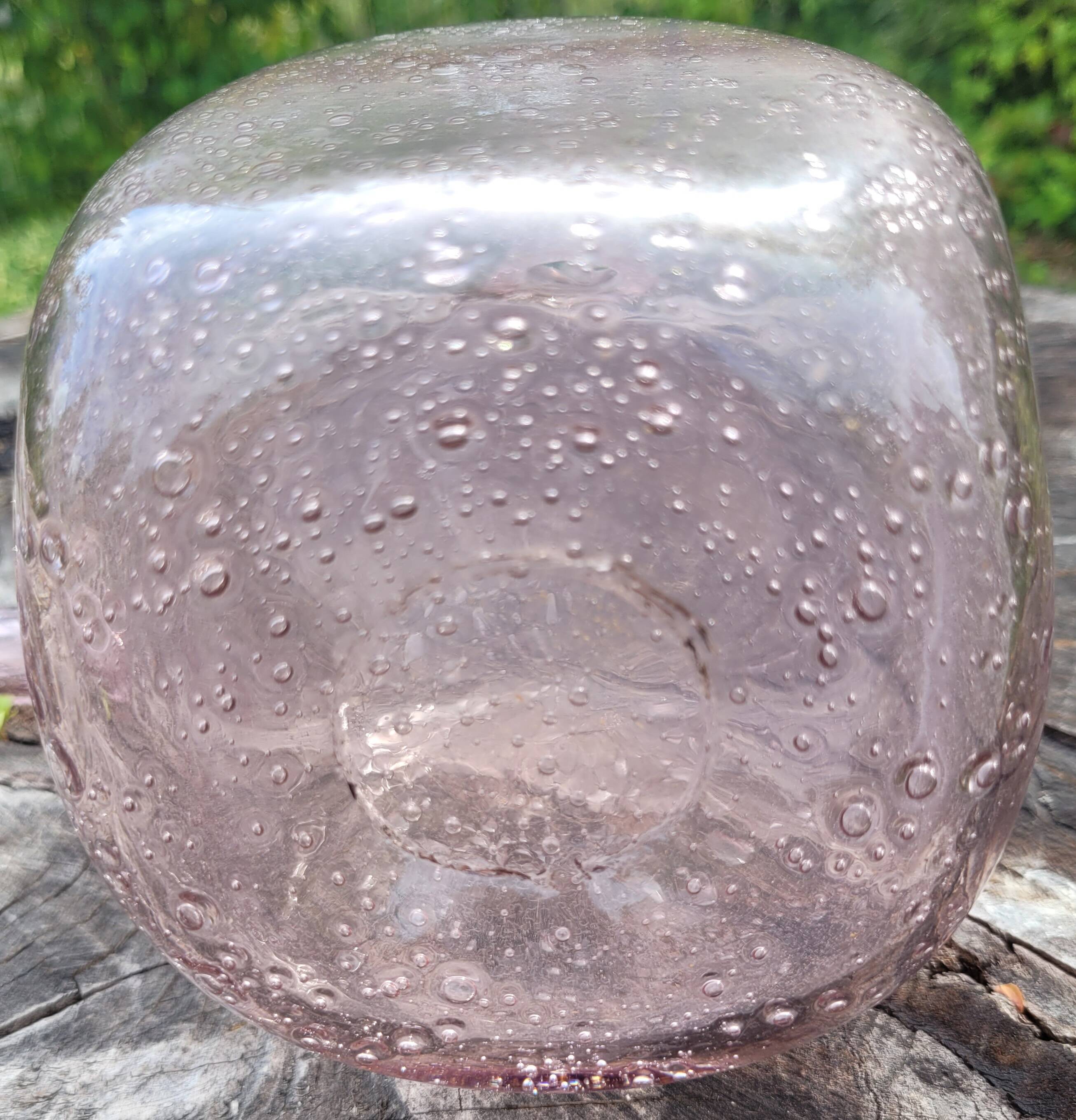 Bouteille en verre soufflé bullé, style verrerie Biot.