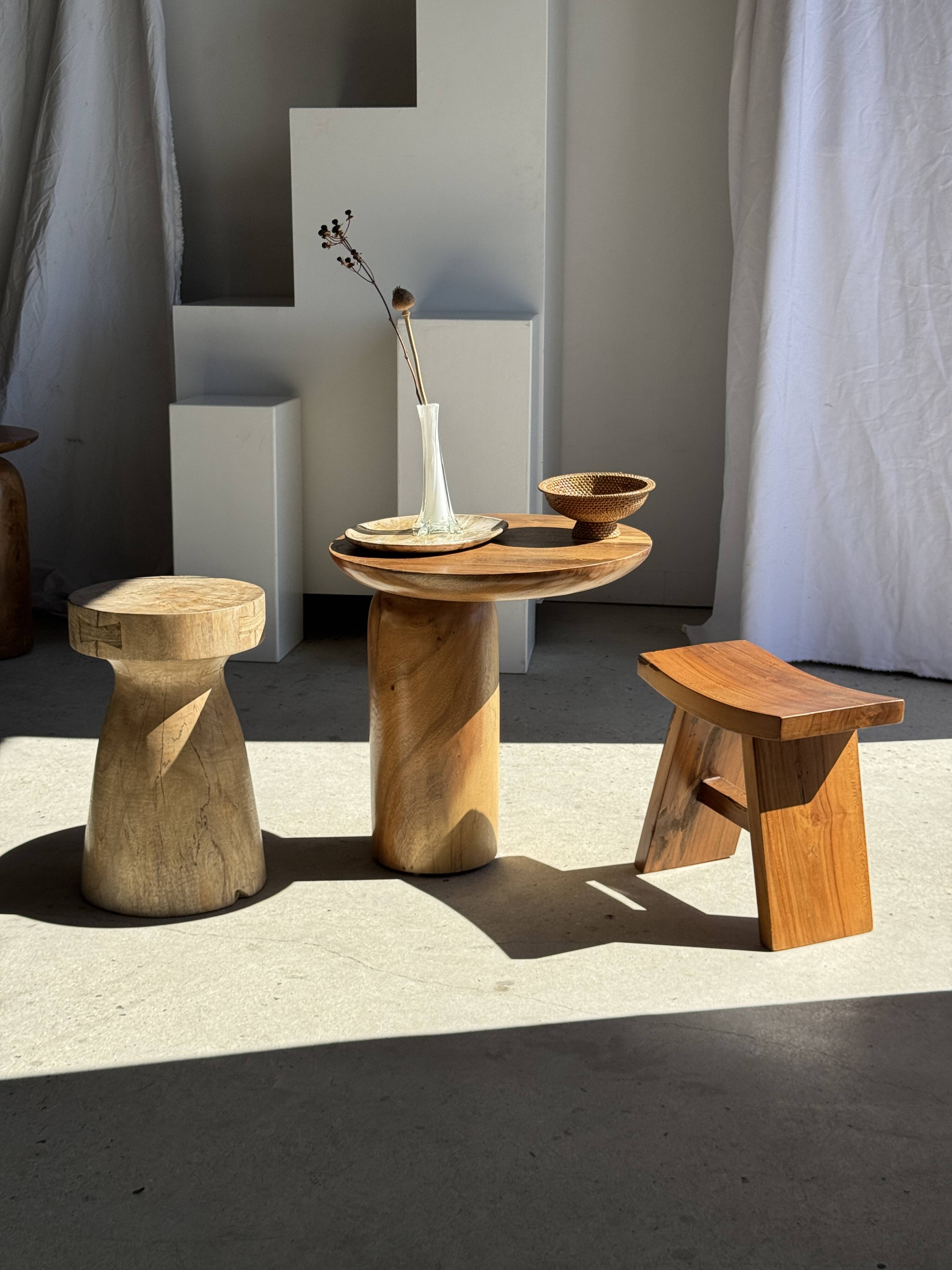 Side table in solid suar with a circular top, column base H51.5 D50.