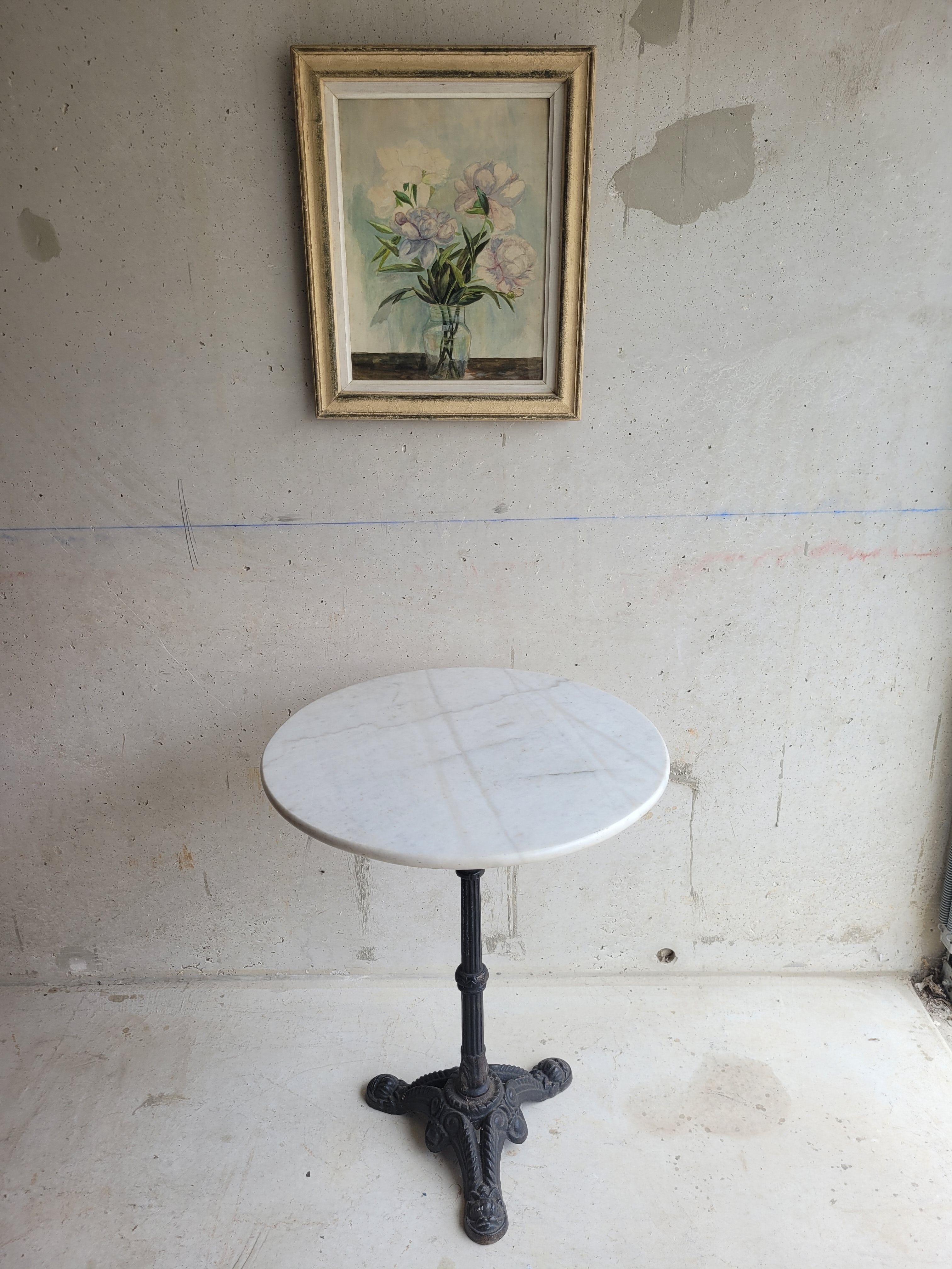 Round table bistro in white marble